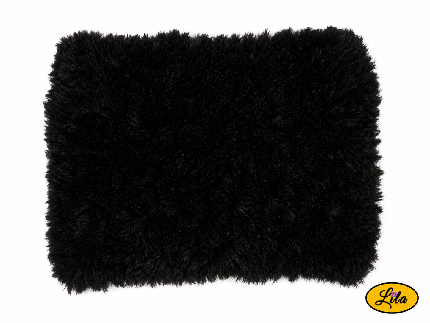 Cache-cou tricoté main noir effet fausse fourrure sur fond blanc style hivernal et élégant