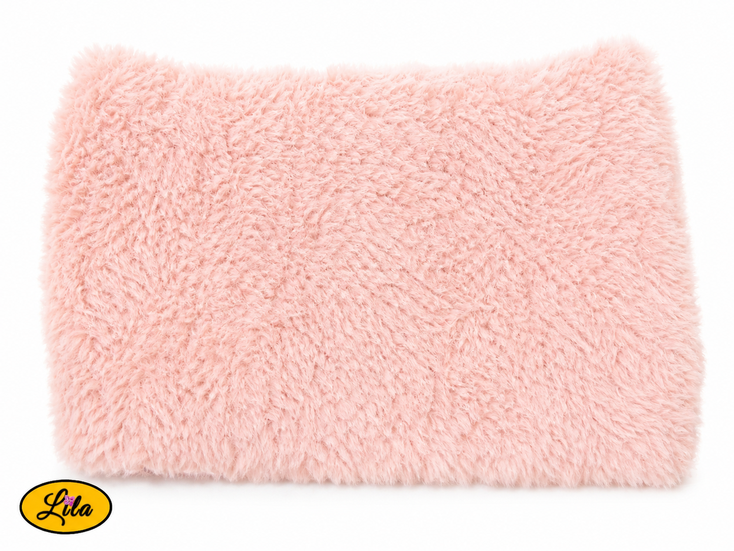 Cache-cou tricoté main rose clair effet fausse fourrure sur fond blanc style hivernal et cocooning