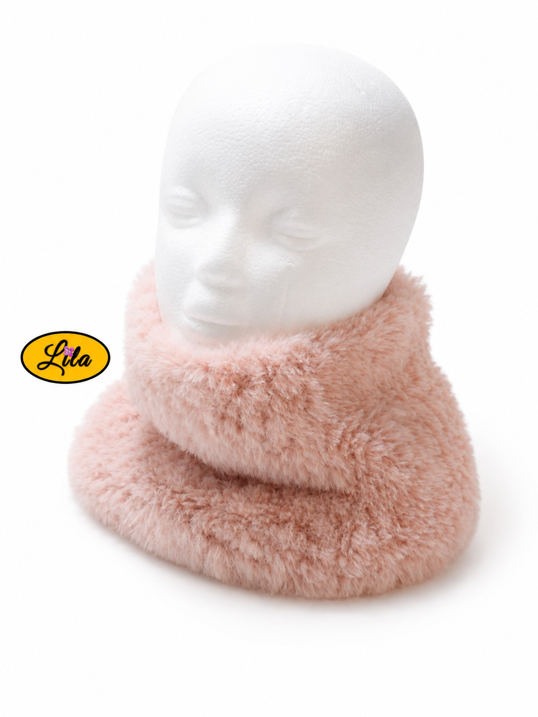 Cache-cou tricoté main rose clair effet fausse fourrure porté sur tête de mannequin sur fond blanc