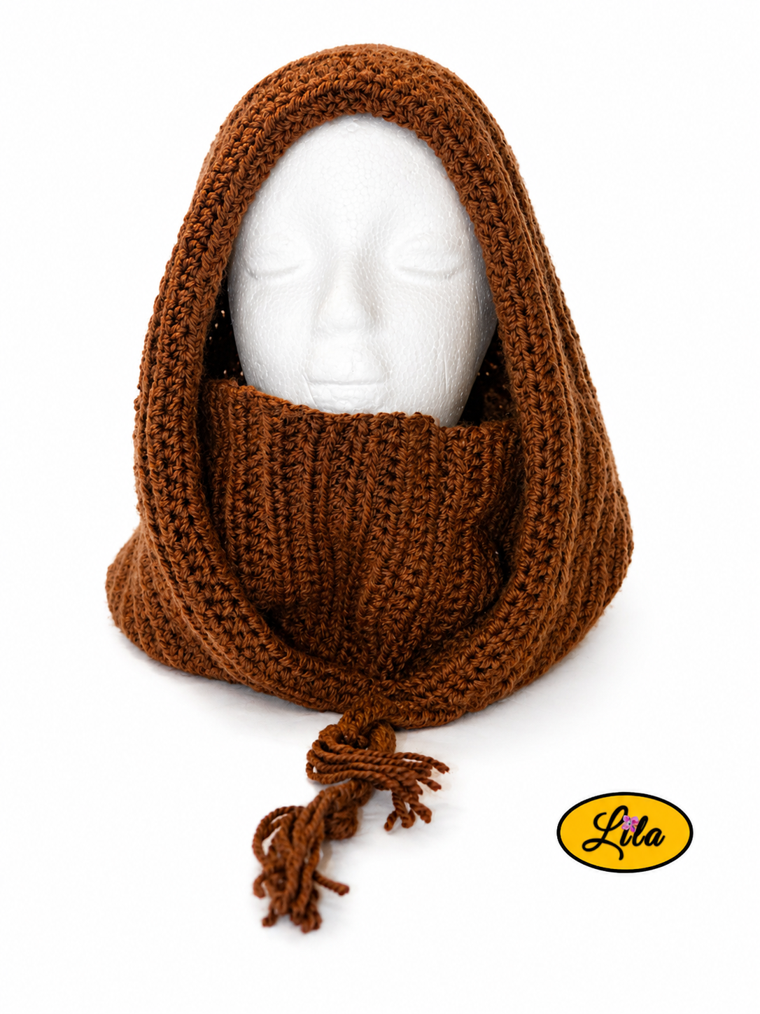 Capuche brune tricotée à la main avec cordons tressés portée sur mannequin de tête sur fond blanc vue de face avec col rentré vers l’intérieur style cocooning et élégant