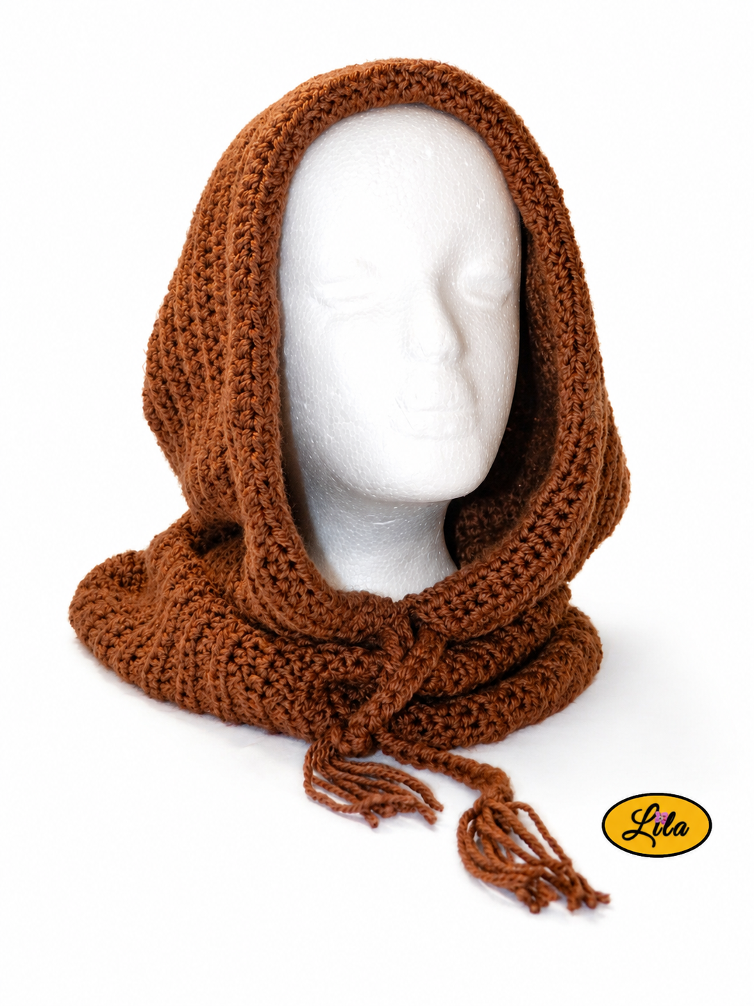 Capuche brune tricotée à la main avec cordons tressés portée sur mannequin de tête sur fond blanc tête légèrement de profil droit style artisanal et chaleureux