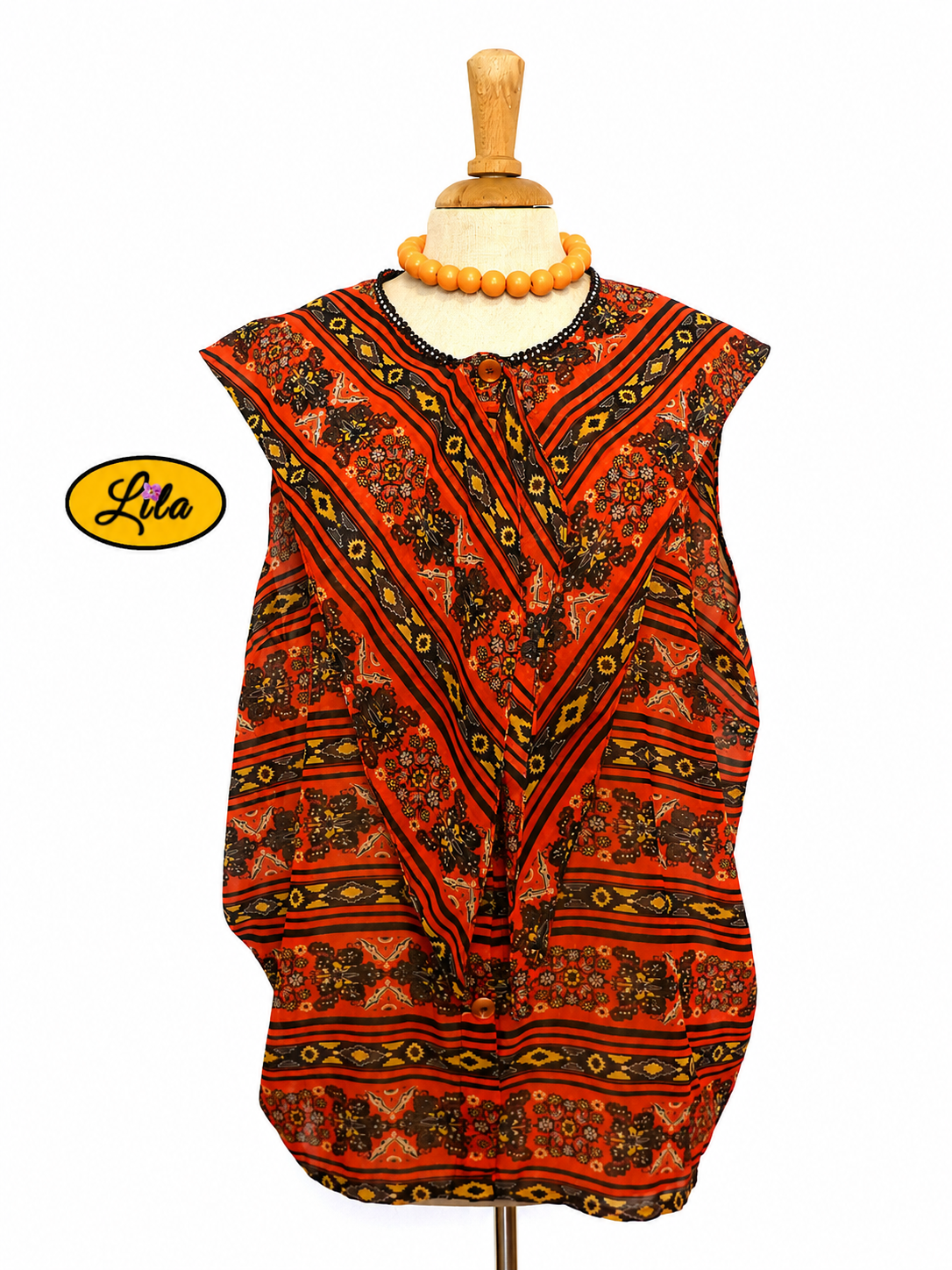 Chemisier Delphine sans manches en tissu léger orange et noir légèrement transparent porté sur mannequin de couture avec col ouvert sur fond blanc style féminin et raffiné