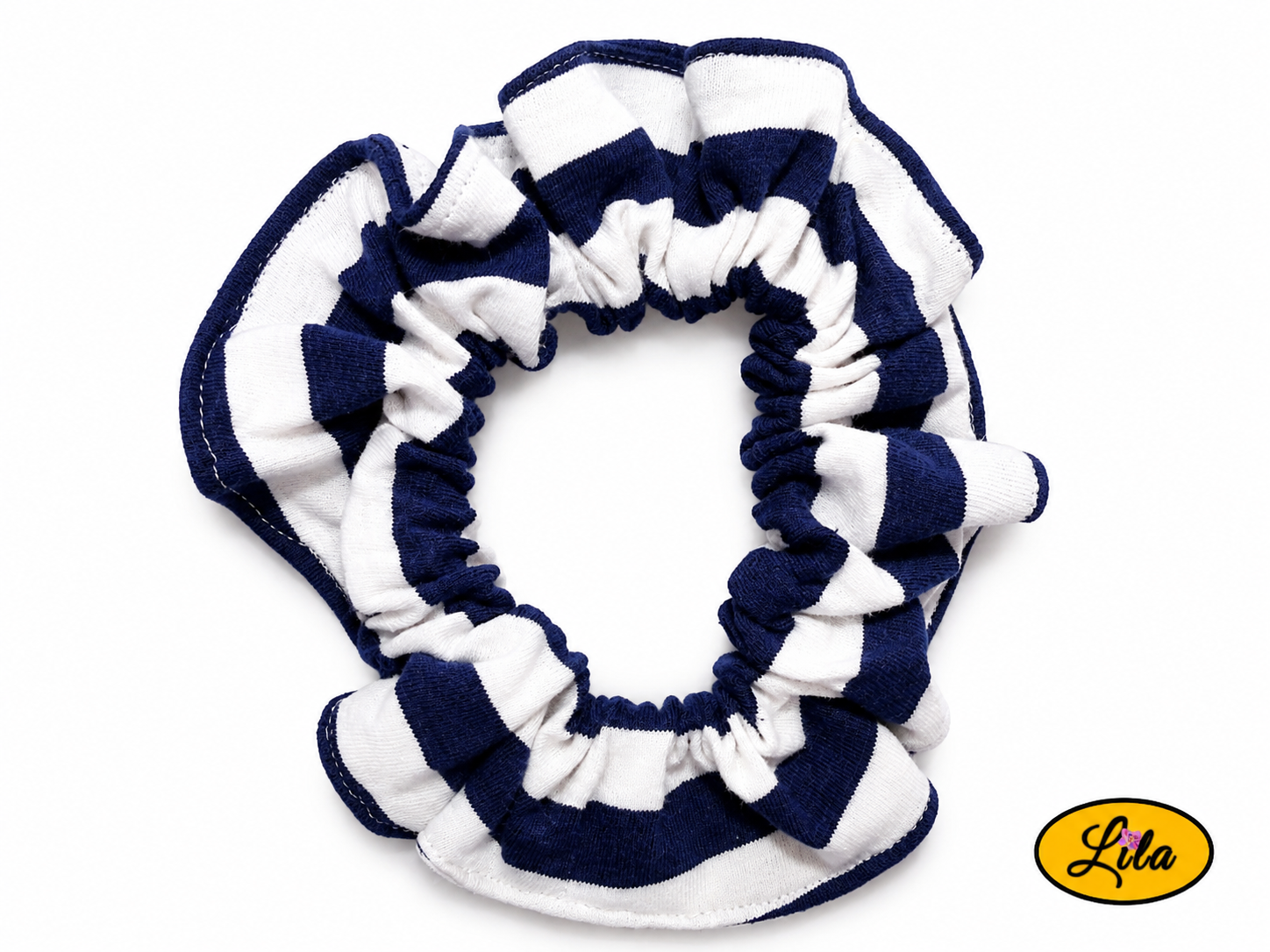 Chouchou pour cheveux en tissu blanc à lignes bleues présenté sur fond blanc style marin et artisanal