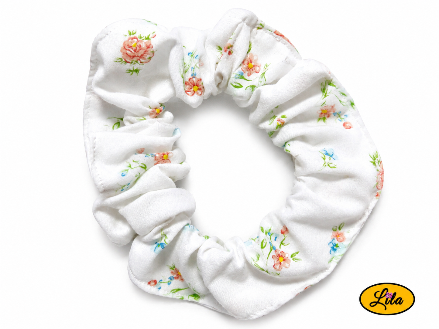 Chouchou pour cheveux en tissu blanc à petites fleurs effet vintage présenté sur fond blanc style romantique et artisanal
