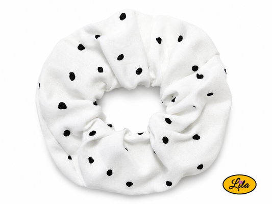 Chouchou pour cheveux en tissu blanc à pois noirs présenté sur fond blanc style rétro et artisanal