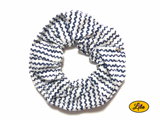 Chouchou pour cheveux en tissu blanc à motifs de vagues bleues présenté sur fond blanc style marin et artisanal