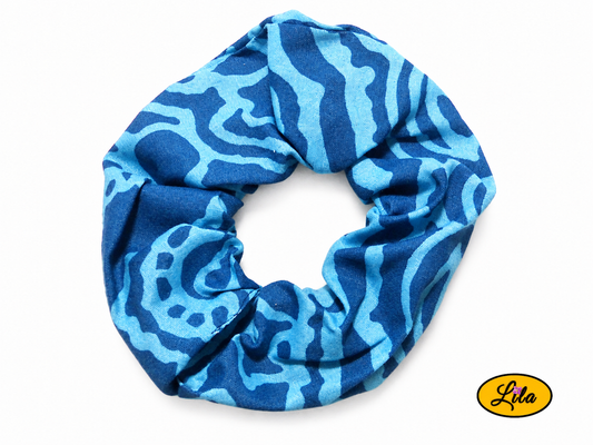 Chouchou pour cheveux en tissu bleu à motifs de vagues bleu clair présenté sur fond blanc style marin et artisanal