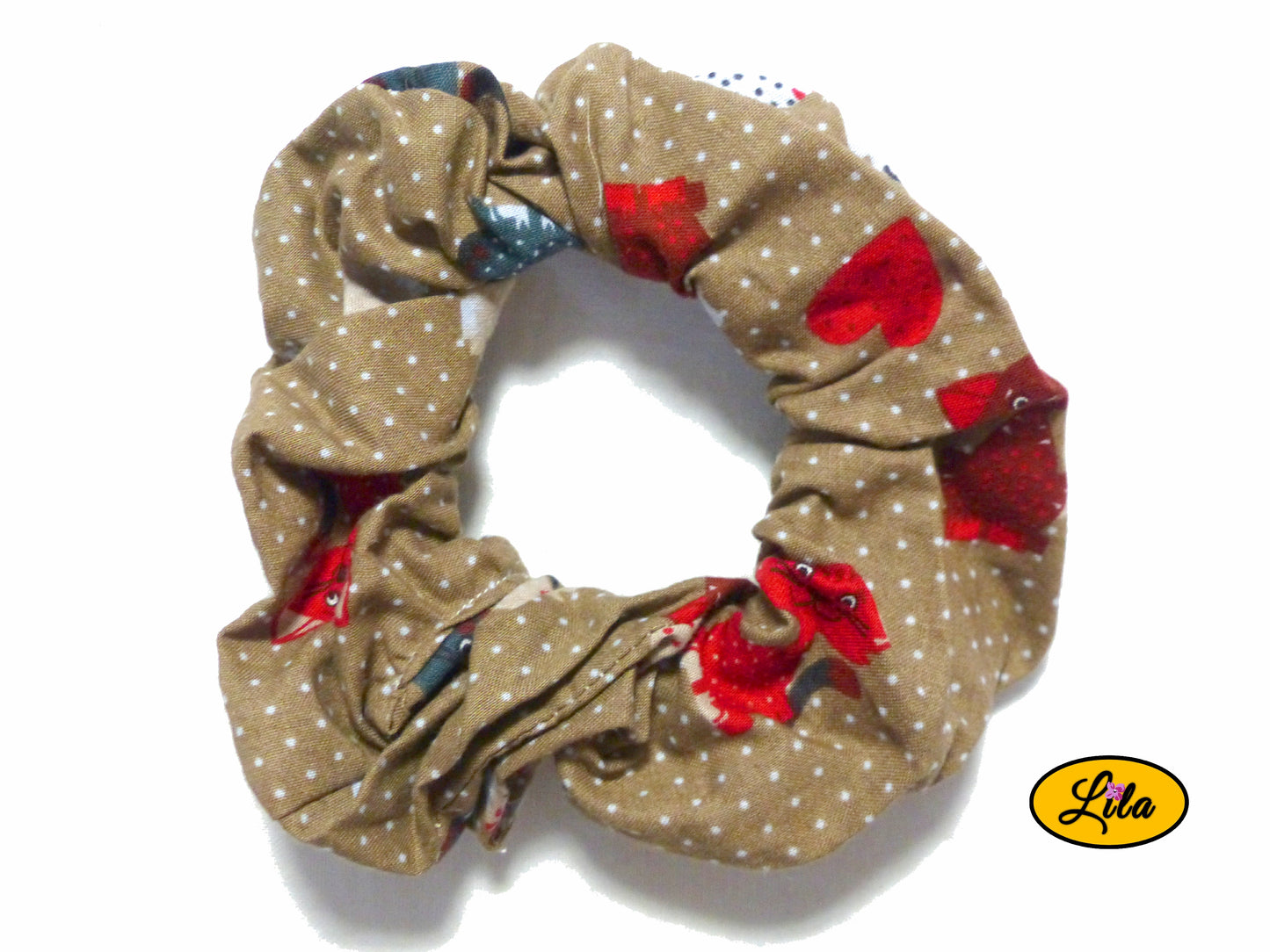 Chouchou pour cheveux en tissu brun à motifs de chats rouges présenté sur fond blanc style original et artisanal