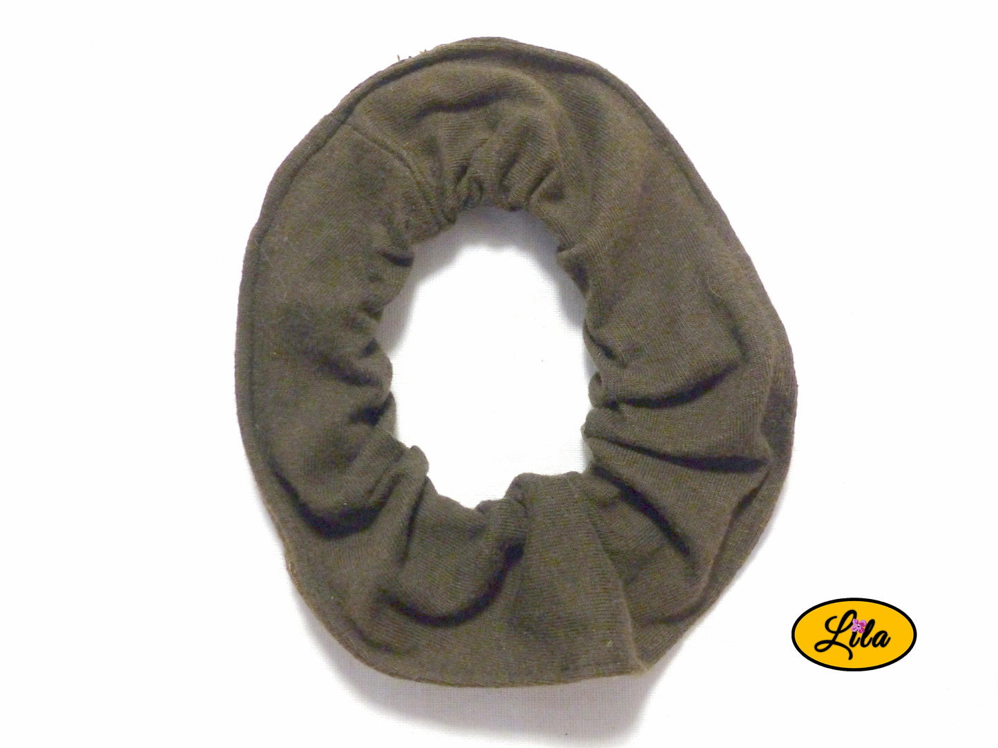 Chouchou pour cheveux en tissu brun foncé photographié sous un autre angle sur fond blanc style naturel et artisanal