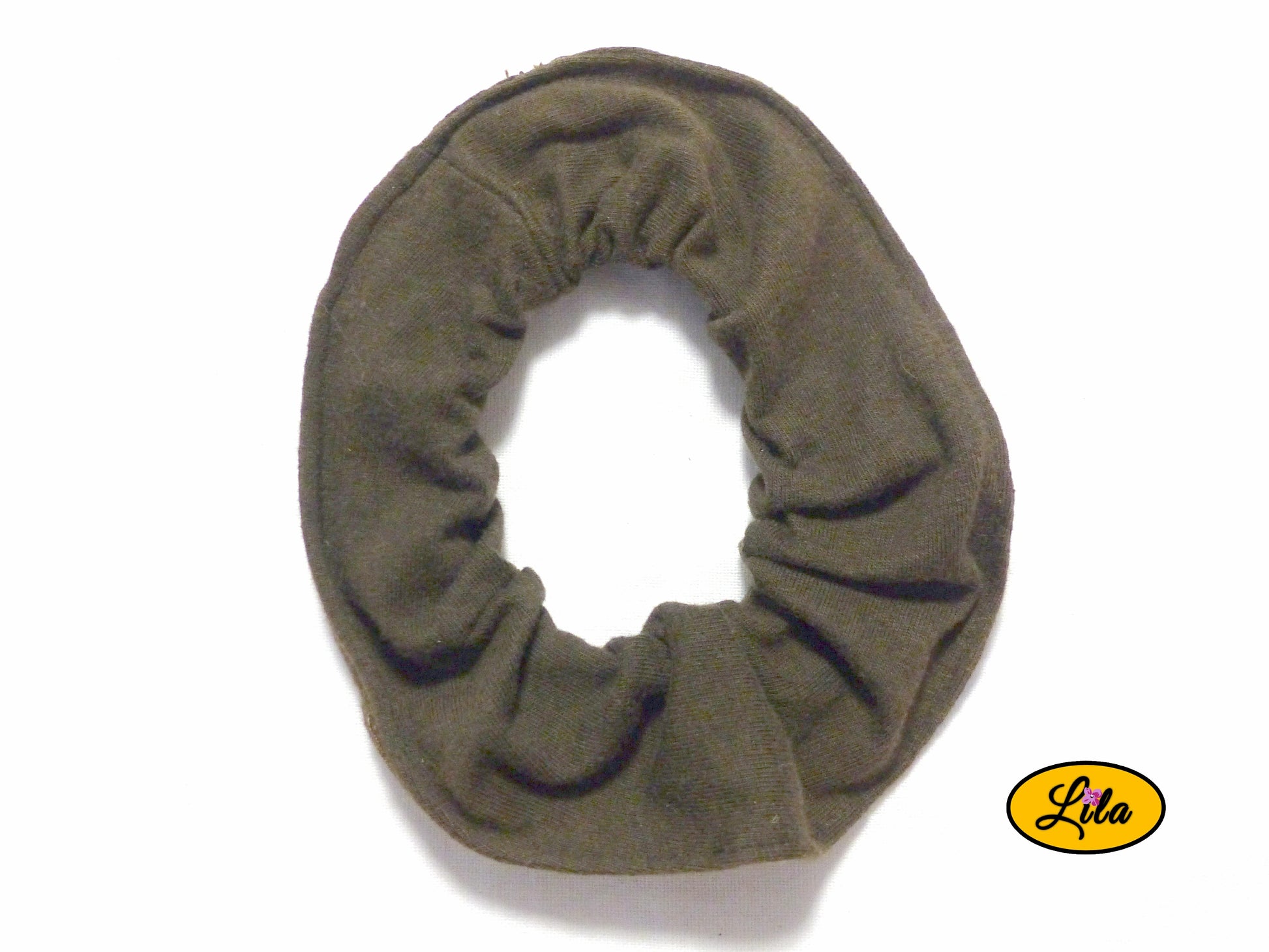 Chouchou pour cheveux en tissu brun foncé photographié sous un autre angle sur fond blanc style naturel et artisanal