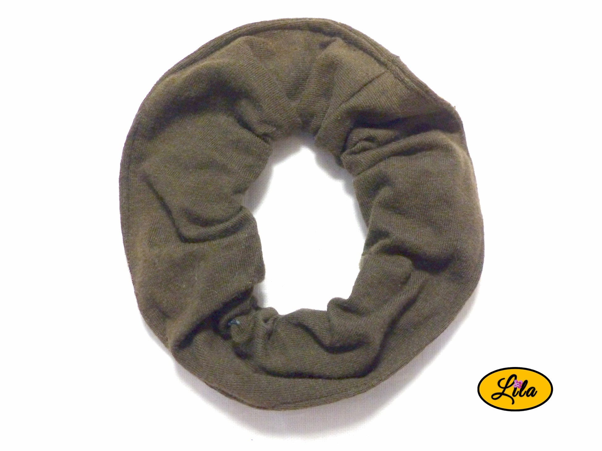 Chouchou pour cheveux en tissu brun foncé présenté sur fond blanc style sobre et artisanal