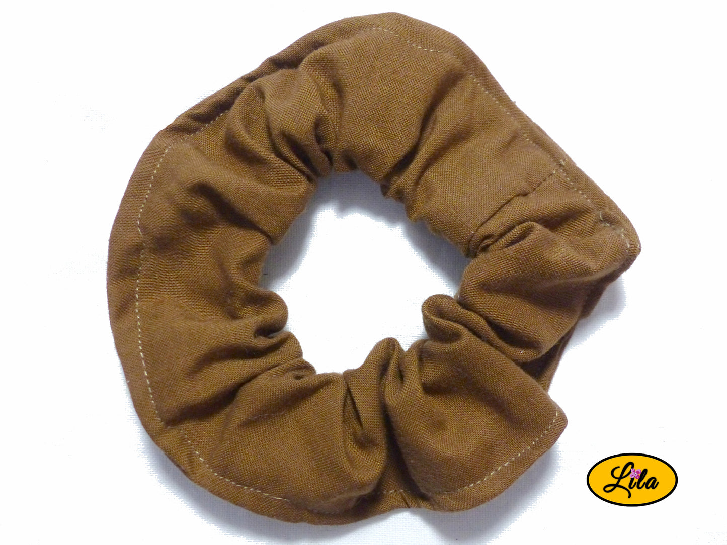 Chouchou pour cheveux en tissu brun uni présenté sur fond blanc style naturel et artisanal