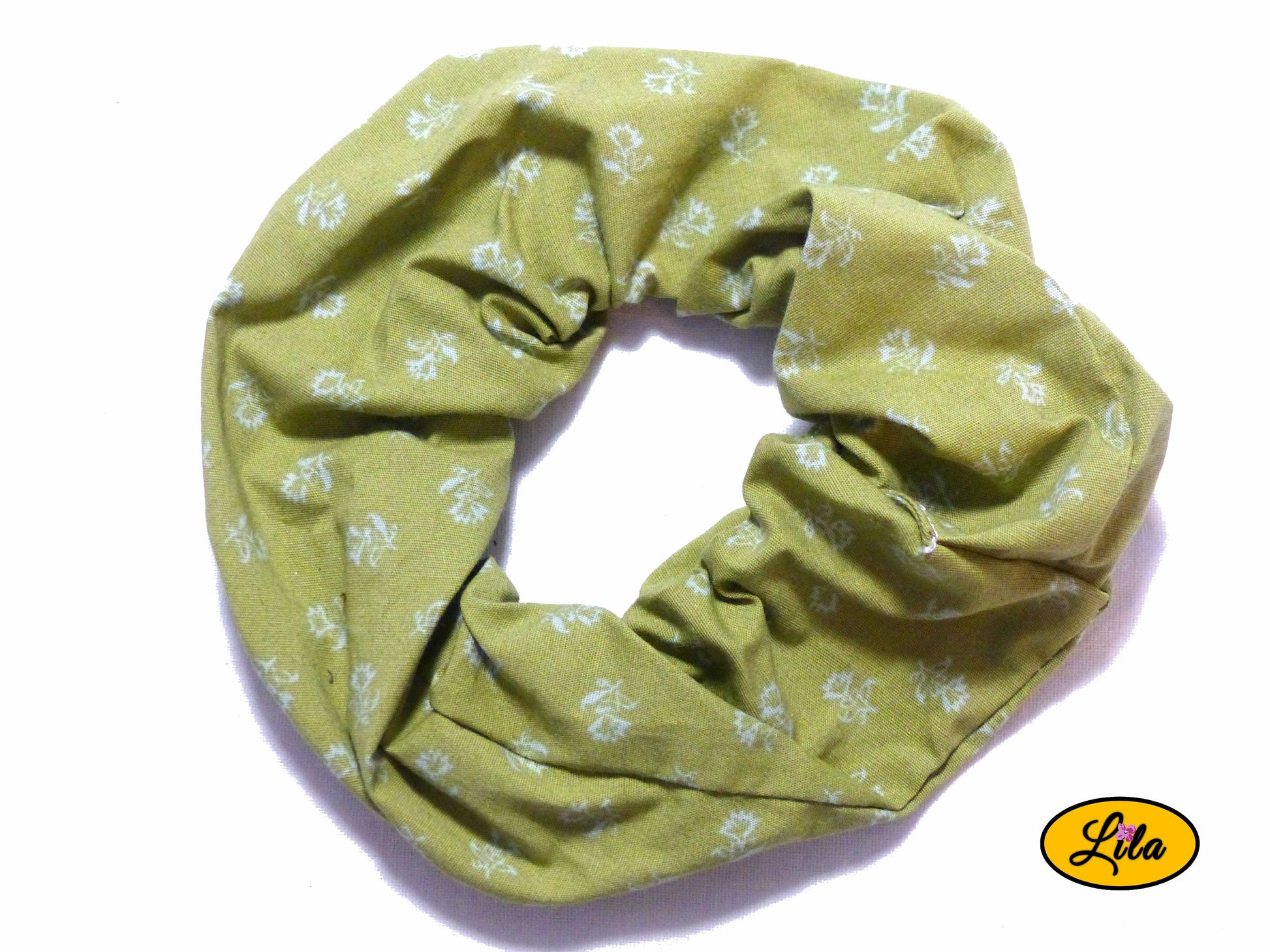 Chouchou pour cheveux en tissu kaki à motifs de petites fleurs blanches présenté sur fond blanc style champêtre et artisanal