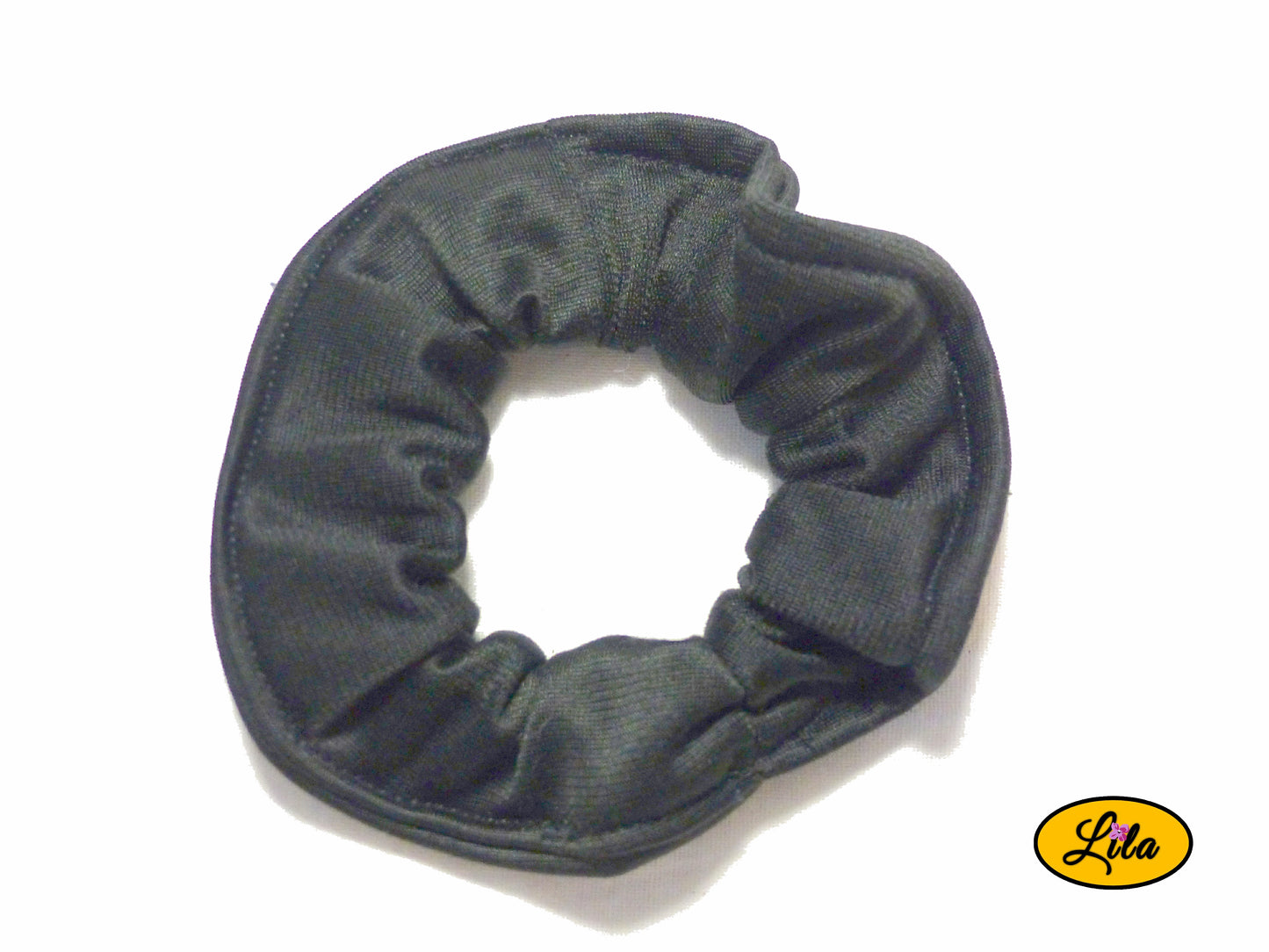 Chouchou pour cheveux en tissu noir uni présenté sur fond blanc style élégant et artisanal