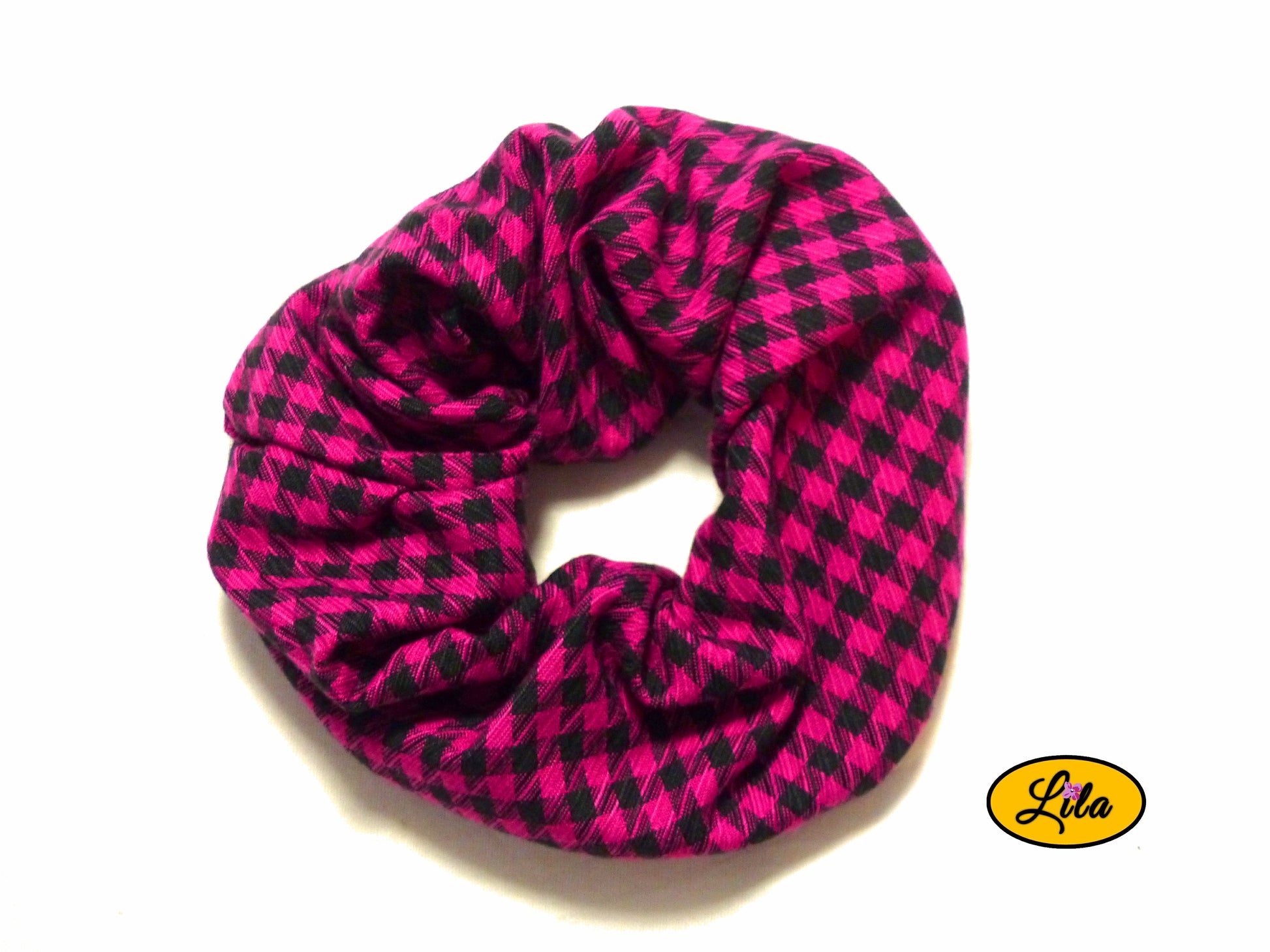 Chouchou pour cheveux en tissu rose à motif quadrillé noir présenté sur fond blanc style rétro et artisanal