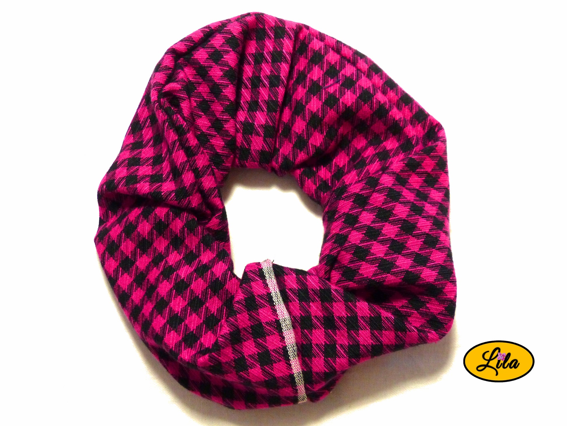 Chouchou pour cheveux en tissu rose à motif quadrillé noir avec une ligne blanche visible dans le tissu présenté sur fond blanc style graphique et artisanal