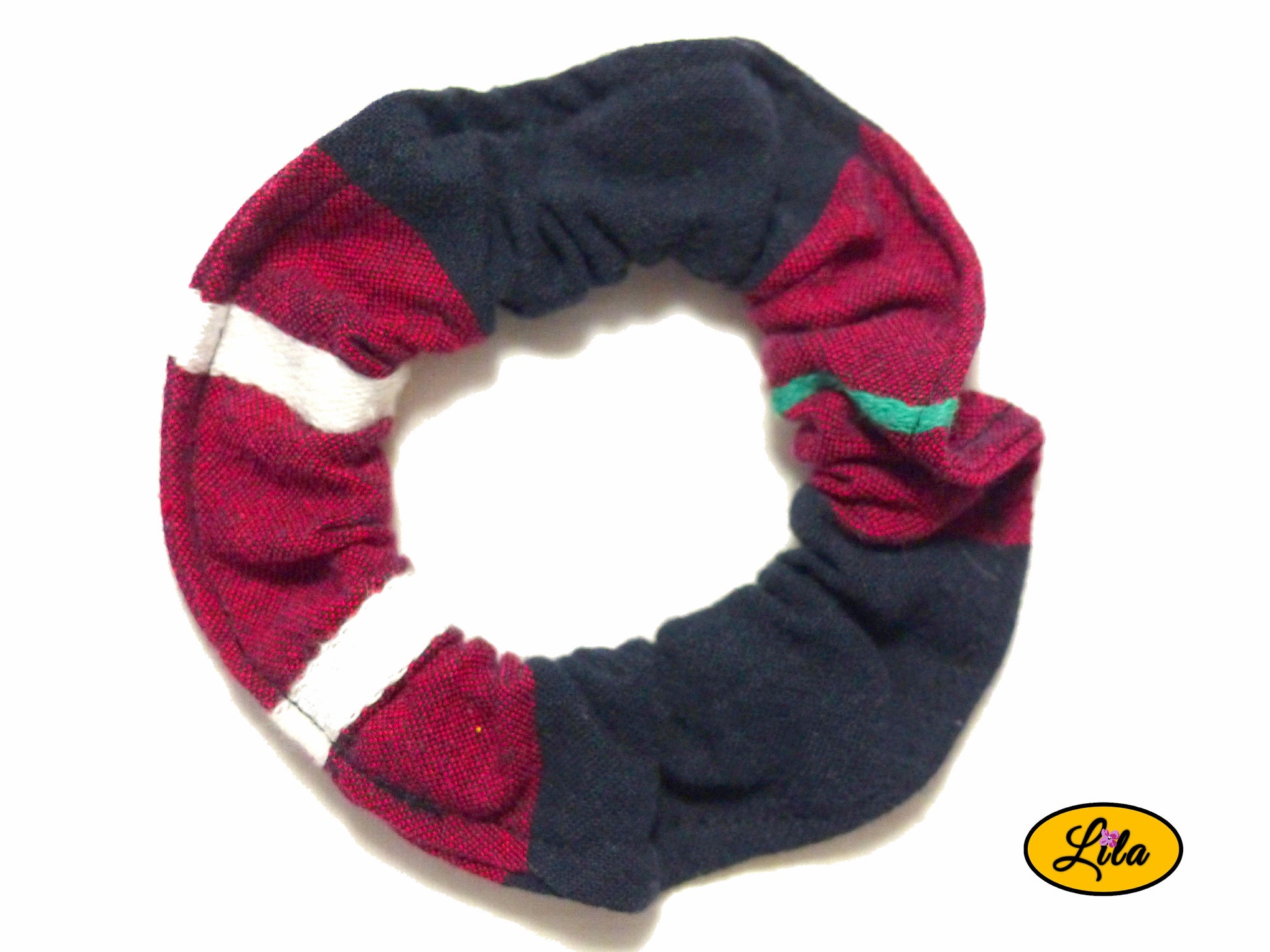 Chouchou pour cheveux en tissu tartan rouge et noir présenté sur fond blanc style écossais et artisanal
