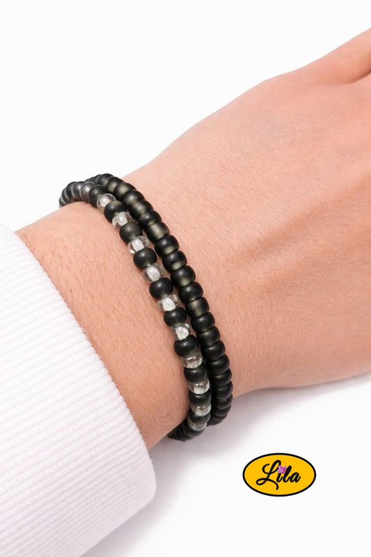 Duo de bracelets en perles carrées noir et blanc mat porté au poignet style minimaliste