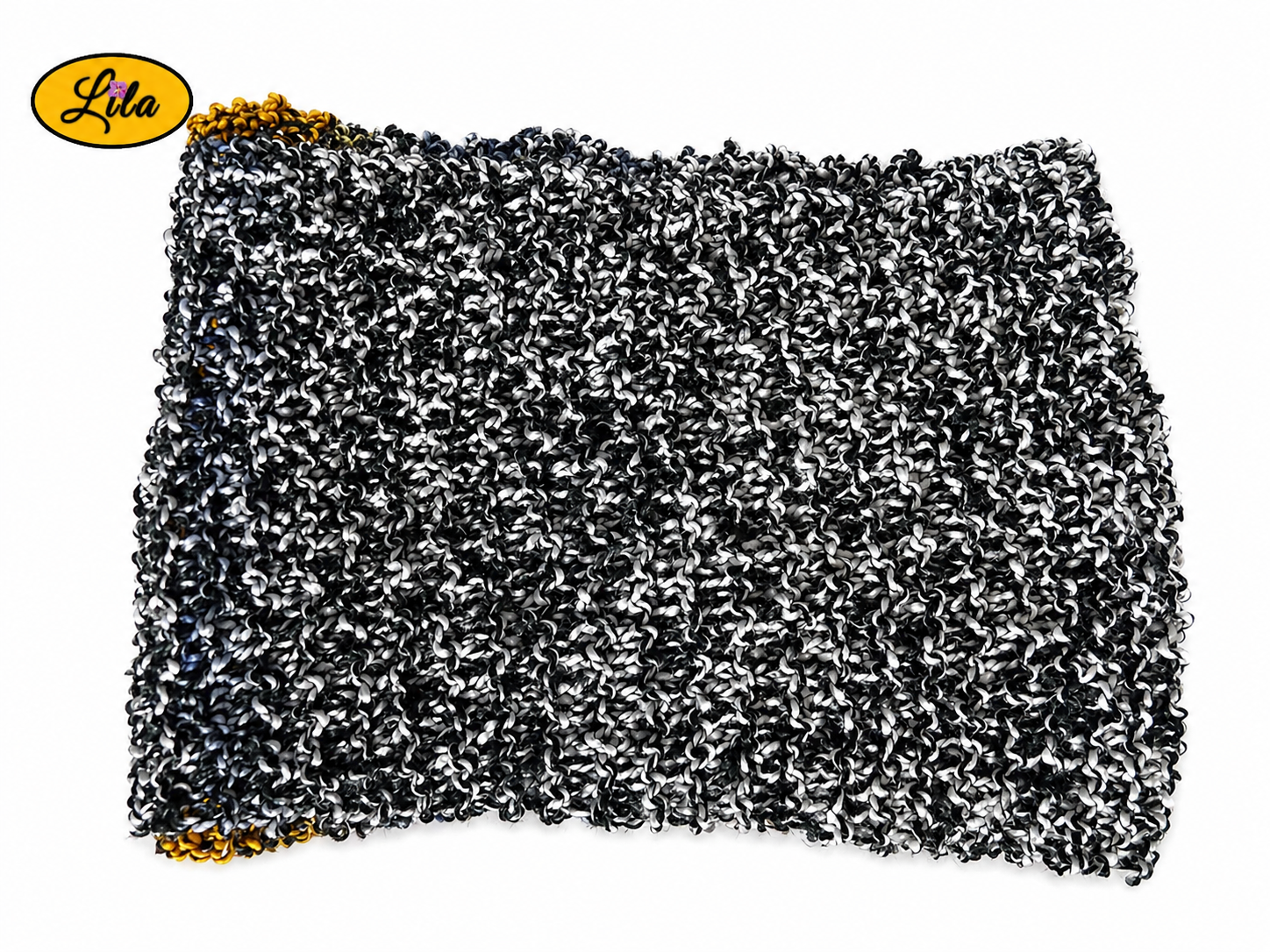 Écharpe crochetée multicolore tricotée à la main aux tons chamarrés noir blanc bleu et orange pliée de dos sur fond blanc style chaleureux et original