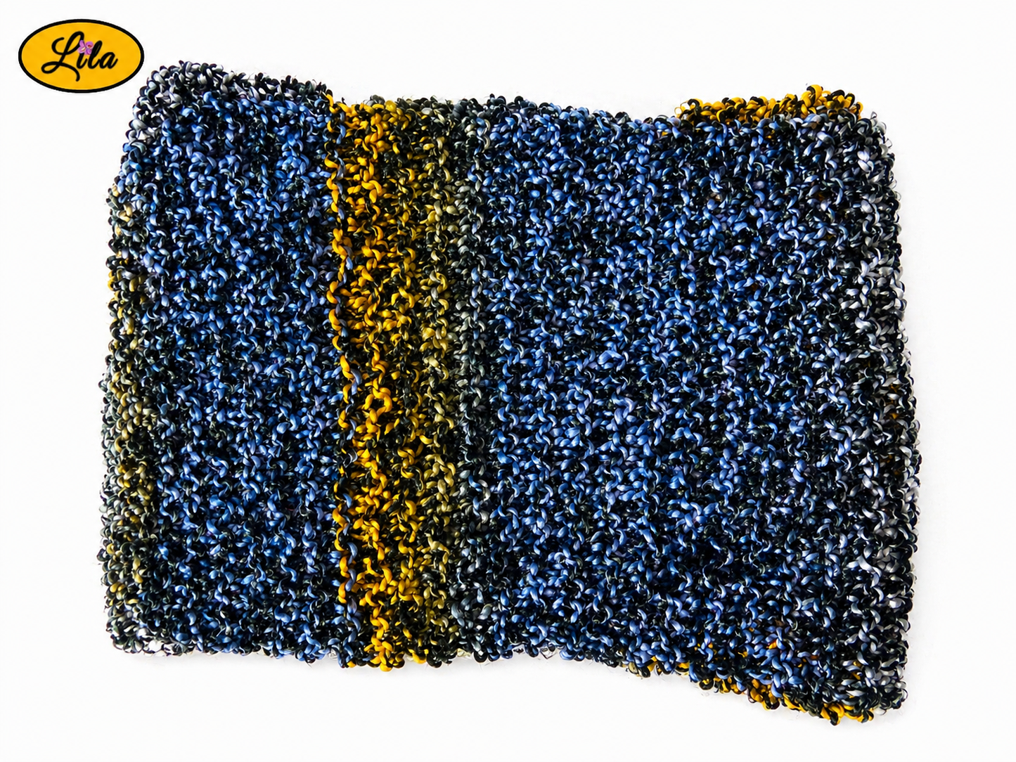 Écharpe crochetée multicolore tricotée à la main aux tons chamarrés noir blanc bleu et orange pliée de face sur fond blanc style artisanal et hivernal