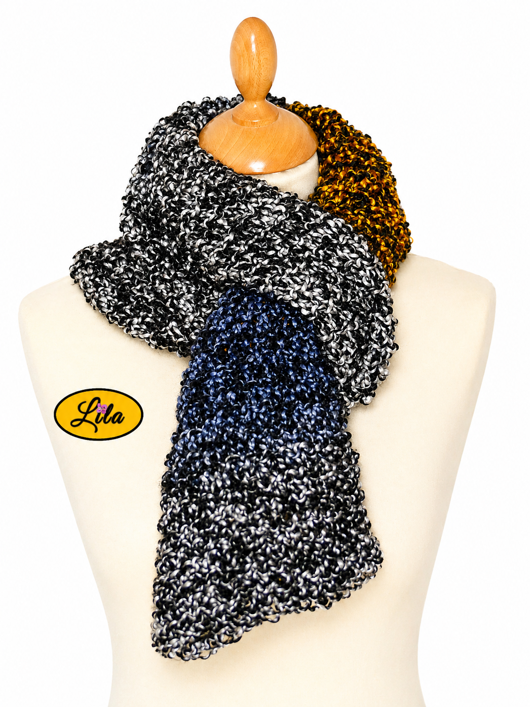 Écharpe crochetée multicolore tricotée à la main aux tons chamarrés noir blanc bleu et orange portée doublée et fermée sur mannequin de couture sur fond blanc style chaleureux et original