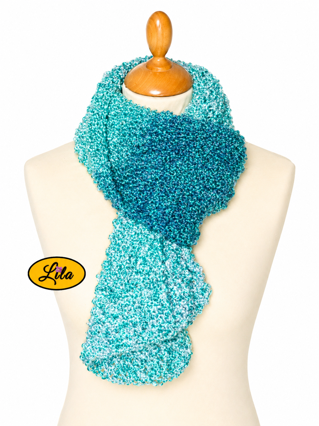 Écharpe crochetée verte tricotée à la main avec dégradés de vert portée doublée et fermée sur mannequin de couture sur fond blanc style élégant et chaleureux