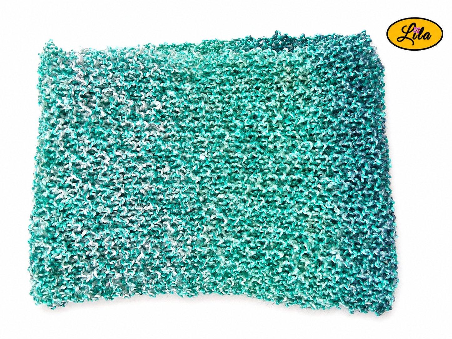 Écharpe crochetée verte tricotée à la main avec dégradés de vert sur fond blanc style chaleureux et hivernal