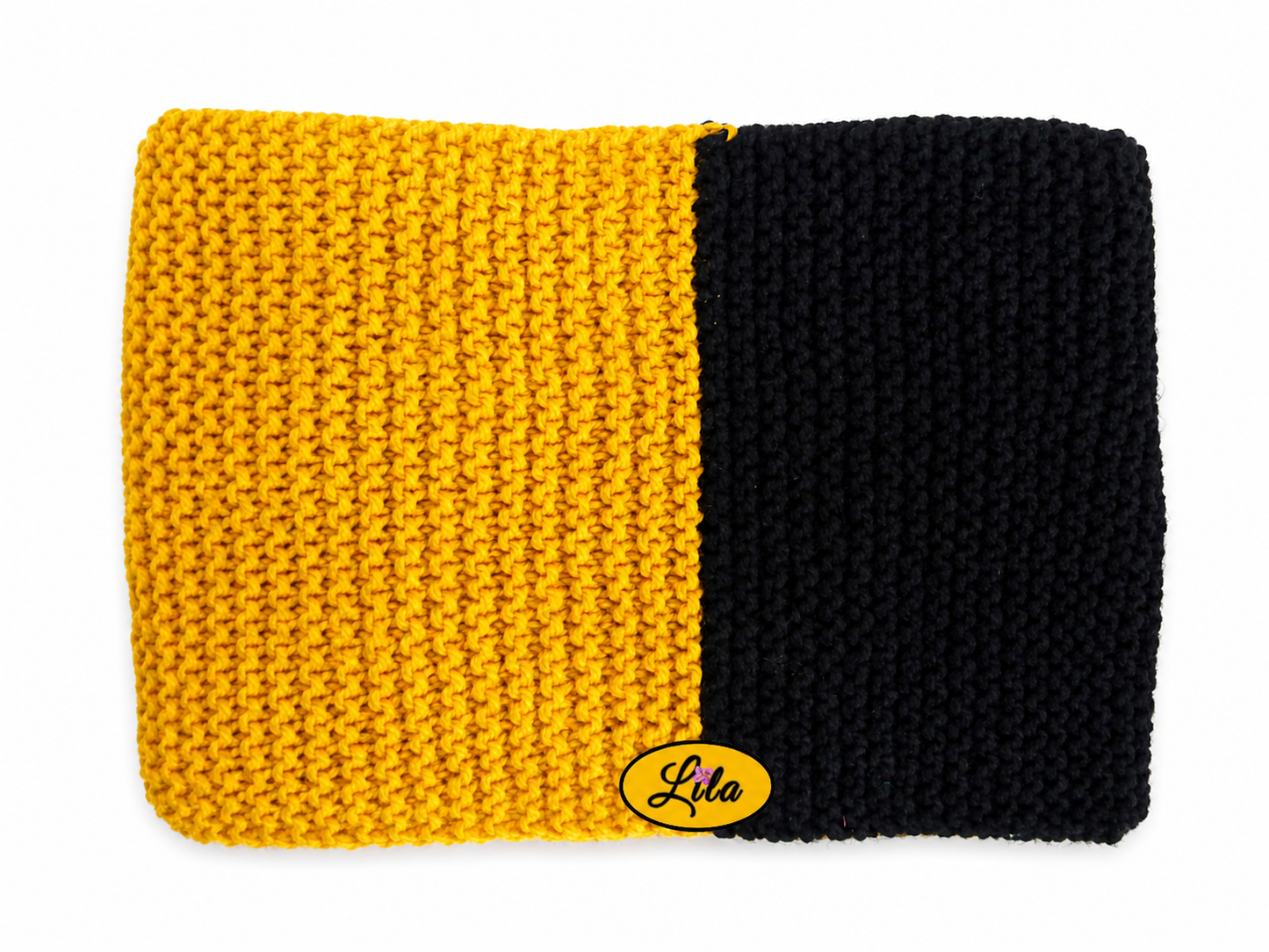 Écharpe tricotée main inspiration Poufsouffle jaune et noir pliée sur fond blanc style cocooning et Harry Potter