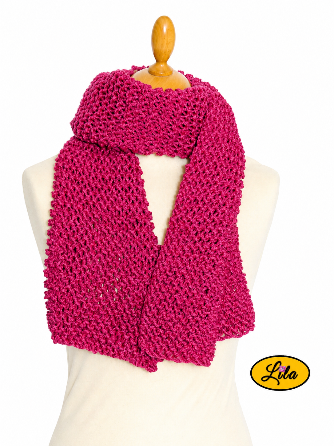Écharpe rose fuchsia tricotée à la main portée sur mannequin de couture avec les deux côtés pendants ouverts sur fond blanc style chic et cocooning