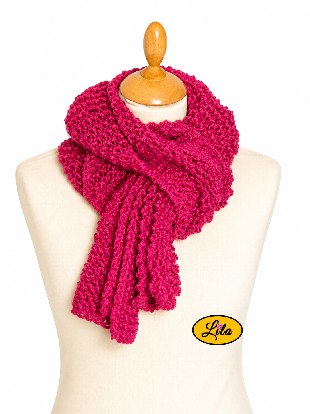 Écharpe rose fuchsia tricotée à la main portée doublée et fermée sur mannequin de couture sur fond blanc style chaleureux et élégant