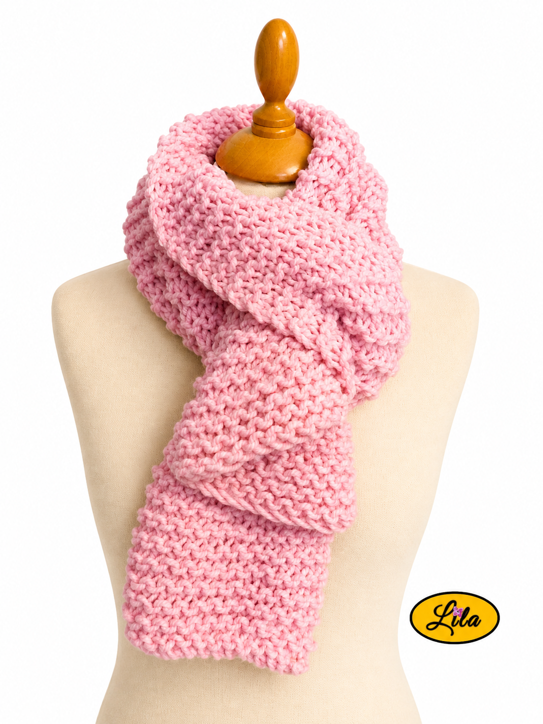 Écharpe rose tricotée à la main portée doublée et fermée sur mannequin de couture sur fond blanc style chaleureux et élégant
