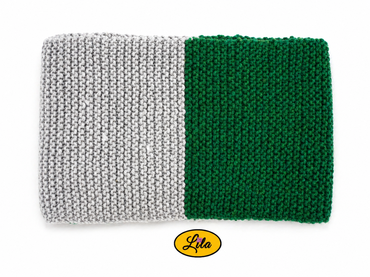 Écharpe tricotée main inspiration Serpentard vert et argent pliée sur fond blanc style hivernal et fandom