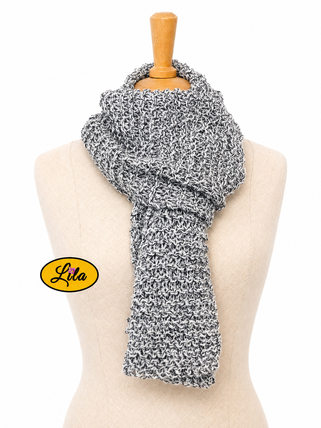 Écharpe tricotée main grise chamarrée portée doublée et fermée sur mannequin de couture sur fond blanc style hivernal et confortable