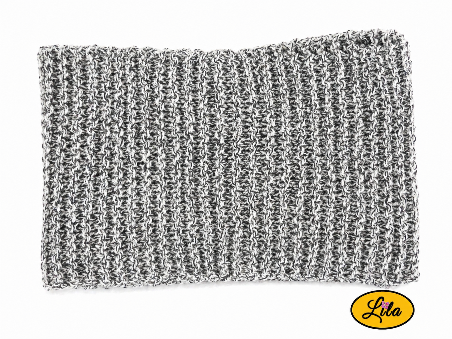 Écharpe tricotée main grise chamarrée pliée sur fond blanc style hivernal et chaleureux
