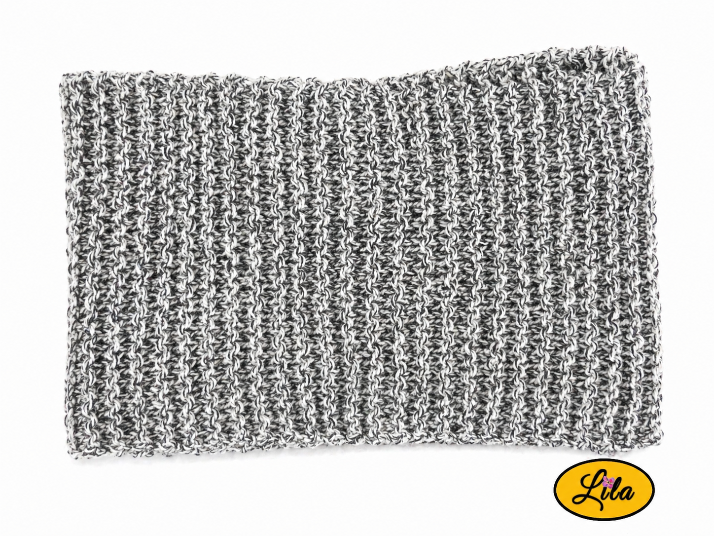 Écharpe tricotée main grise chamarrée pliée sur fond blanc style hivernal et chaleureux