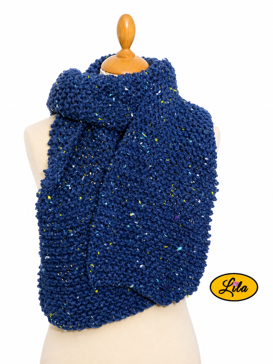 Écharpe en tweed bleu tricotée à la main portée sur mannequin de couture avec les deux côtés pendants l’un sur l’autre sur fond blanc style chic et cocooning