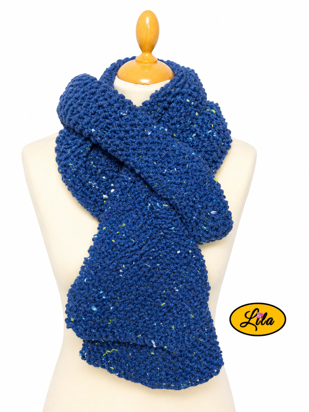 Écharpe en tweed bleu tricotée à la main portée doublée et fermée sur mannequin de couture sur fond blanc style chaleureux et élégant