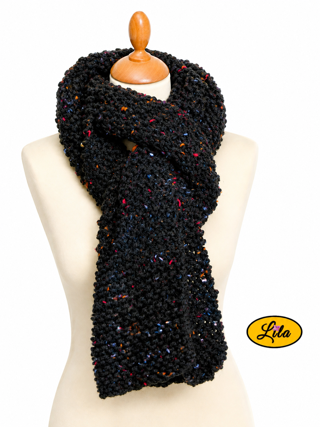 Écharpe en tweed noir tricotée à la main portée doublée et fermée sur mannequin de couture sur fond blanc style chaleureux et élégant