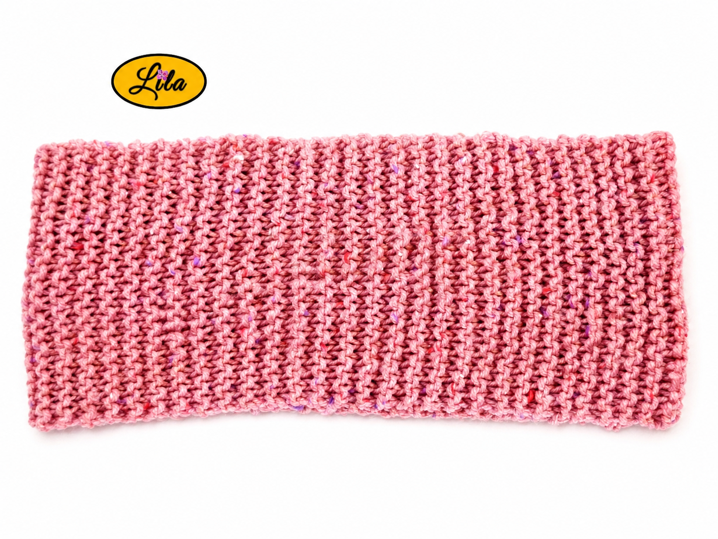 Écharpe en tweed rose tricotée à la main sur fond blanc style élégant et hivernal