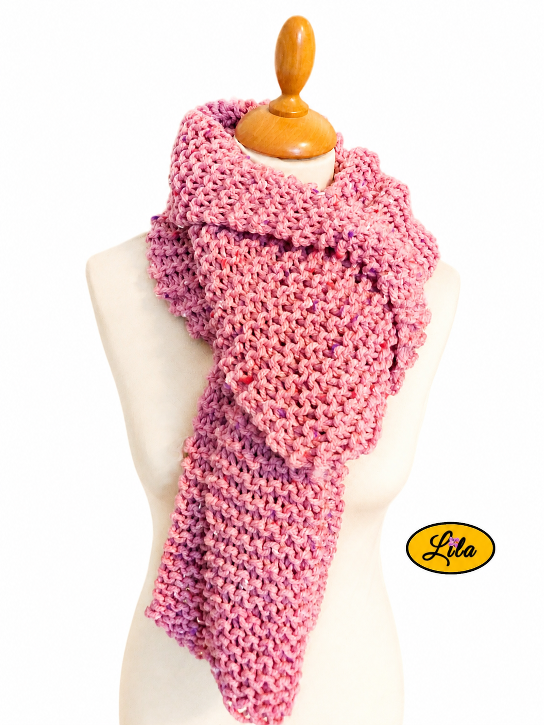 Écharpe en tweed rose tricotée à la main portée doublée et fermée sur mannequin de couture sur fond blanc style chaleureux et élégant
