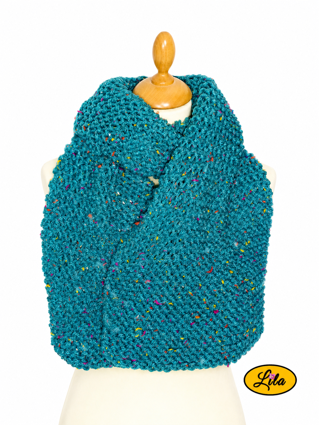Écharpe en tweed vert tricotée à la main portée sur mannequin de couture avec les deux côtés pendants l’un sur l’autre sur fond blanc style chic et cocooning