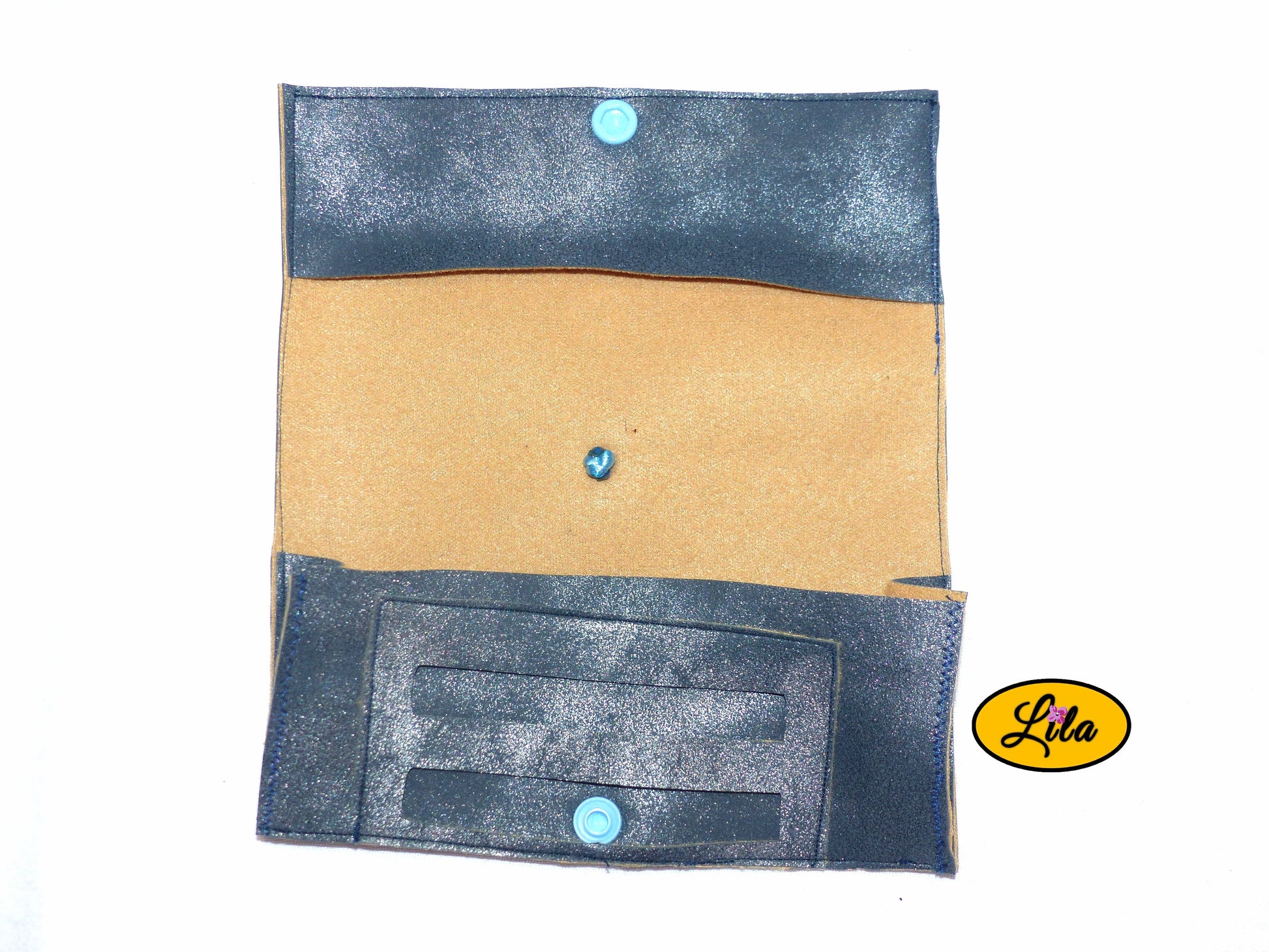 Étui à lunettes en simili bleu argenté ouvert à plat sur fond blanc laissant apparaître un compartiment intérieur pour lingettes ou accessoires style pratique et tendance