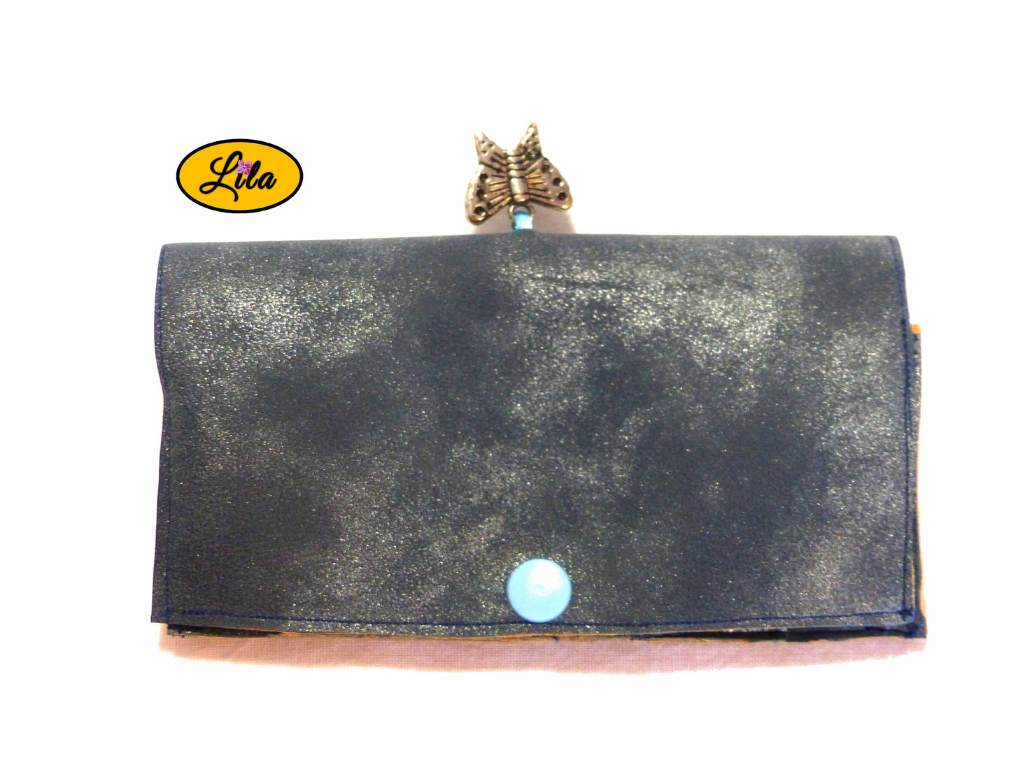 Étui à lunettes en simili bleu argenté avec attache pression bleue et pendentif papillon argenté vue de face sur fond blanc style moderne et féminin