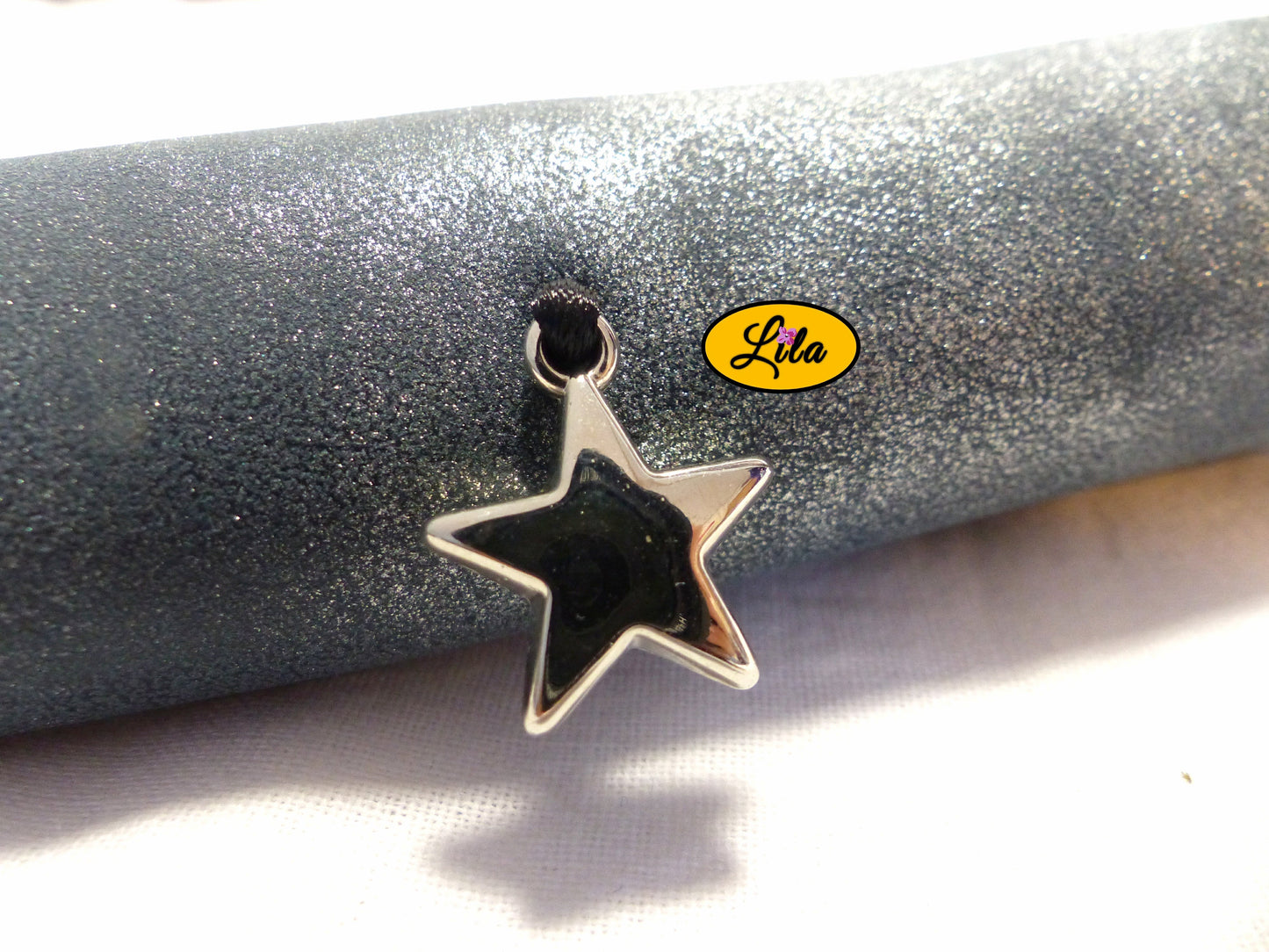 Zoom sur le pendentif étoile argentée décoratif de l’étui à lunettes en simili bleu argenté détail brillant et féminin