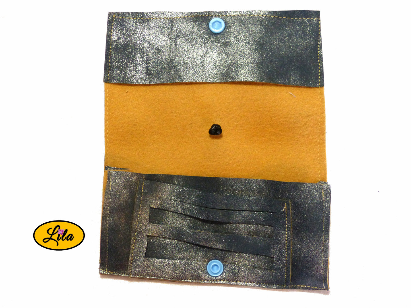 Étui à lunettes en simili bleu argenté ouvert à plat sur fond blanc laissant apparaître un compartiment intérieur pour lingettes ou accessoires style pratique et tendance