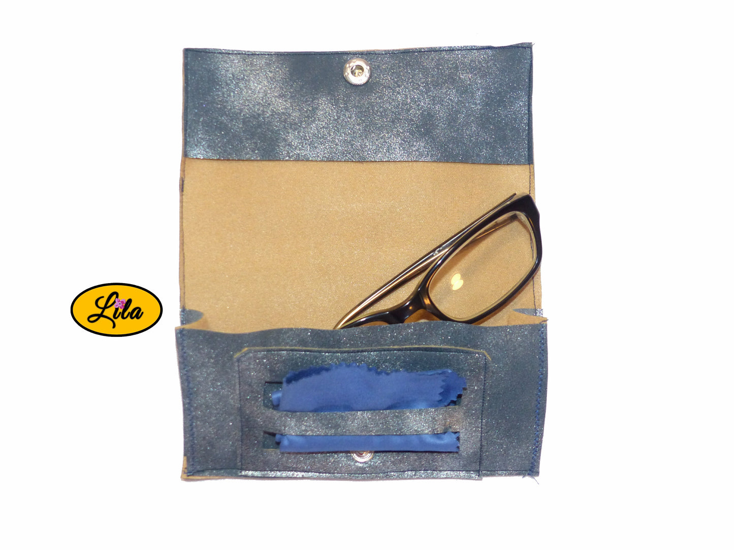 Étui à lunettes en simili bleu pailleté avec attache pression argentée ouvert à plat avec paire de lunettes et lingettes rangées dans le compartiment intérieur sur fond blanc style chic et fonctionnel