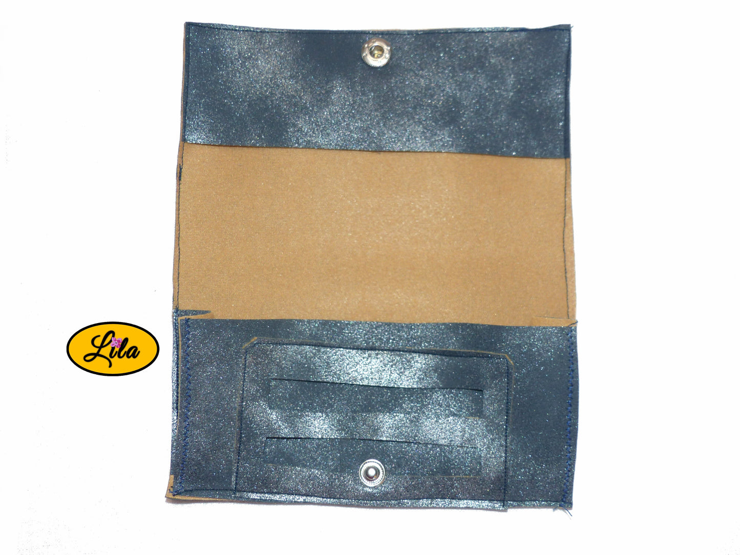 Étui à lunettes en simili bleu pailleté avec attache pression argentée ouvert à plat sur fond blanc laissant apparaître un compartiment intérieur pour lingettes ou accessoires style pratique et tendance