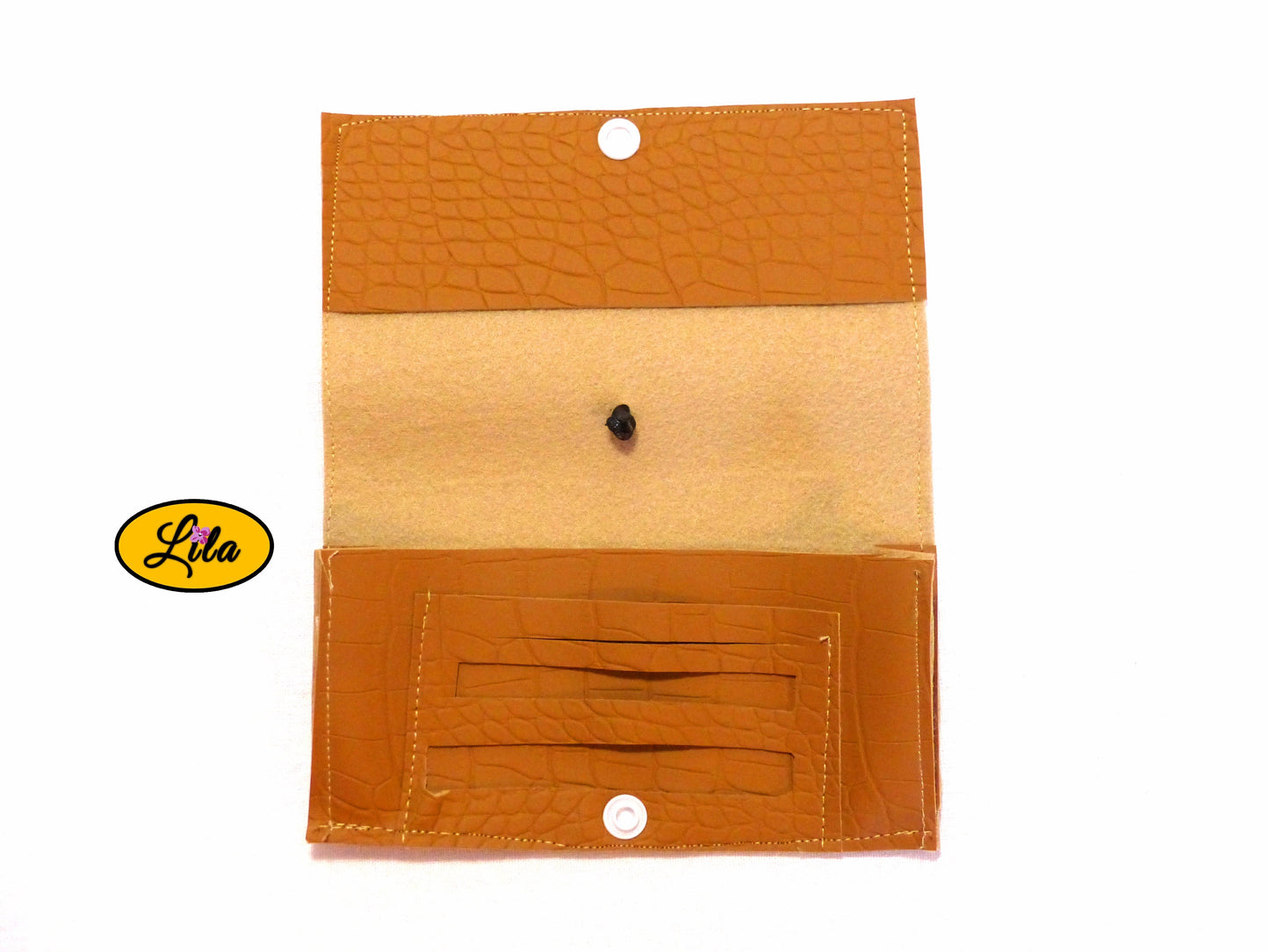 Étui à lunettes en simili brun craquelé ouvert à plat sur fond blanc laissant apparaître un compartiment intérieur pour lingettes ou accessoires style pratique et vintage