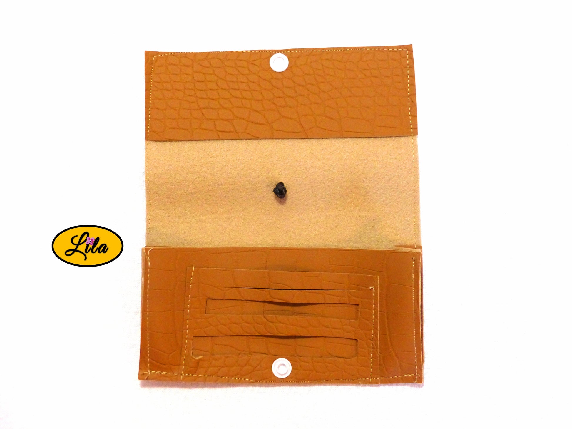 Étui à lunettes en simili brun craquelé ouvert à plat sur fond blanc laissant apparaître un compartiment intérieur pour lingettes ou accessoires style pratique et vintage