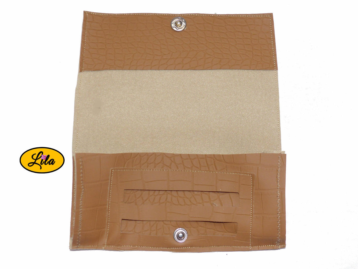 Étui à lunettes en simili brun craquelé avec attache pression argentée ouvert à plat sur fond blanc laissant apparaître un compartiment intérieur pour lingettes ou accessoires style pratique et artisanal